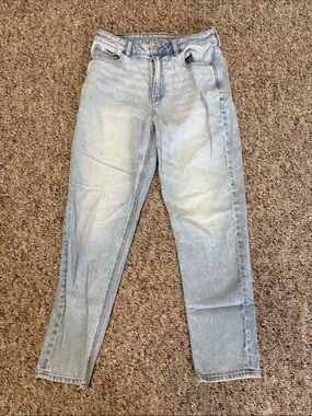 American Eagle Women’s Strigid High-Rise Mom Jeans